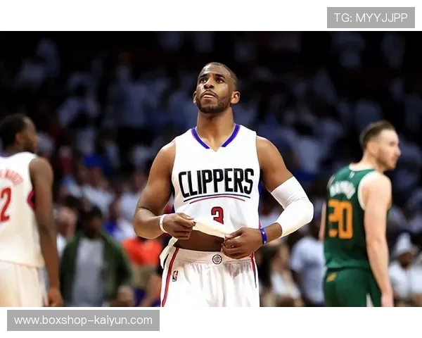 保罗最后一次客场更衣室整理球衣，神情肃穆